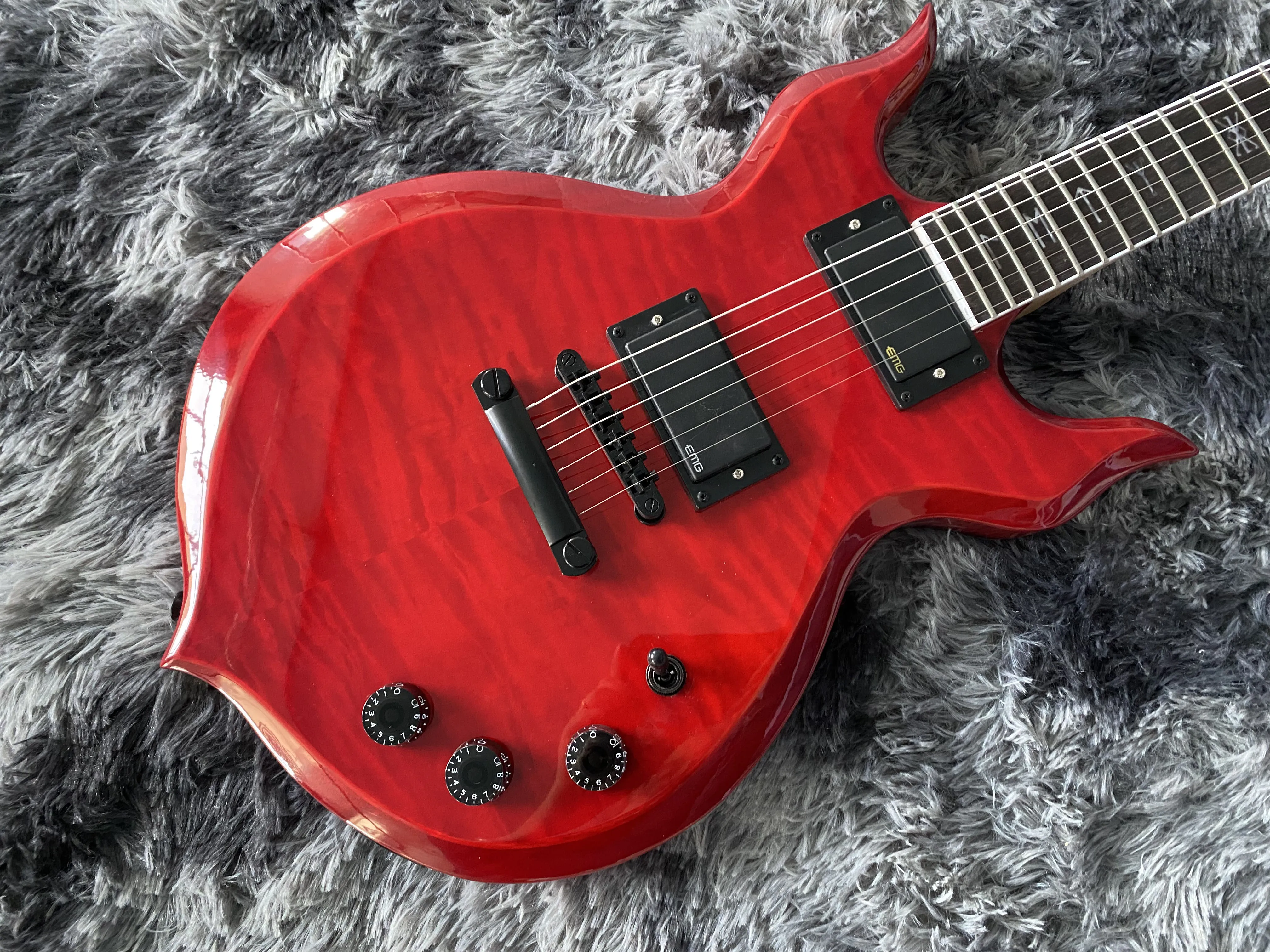 Chinês Guitarra Elétrica M De Áudio De Dois Lados Flame Maple Top Preto De Hardware Cor Vermelha Transparente